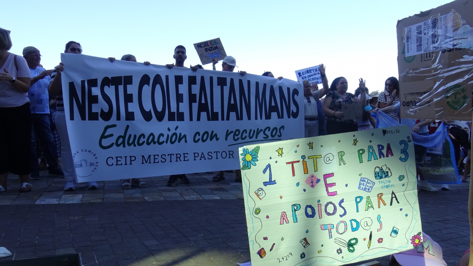 La protesta de las familias del CEIP Mestre Pastor Barral de Melide y del CEIP Virxe do Corpiño de Begonte ante el Consello Escolar de Galicia | CIG-ENSINO