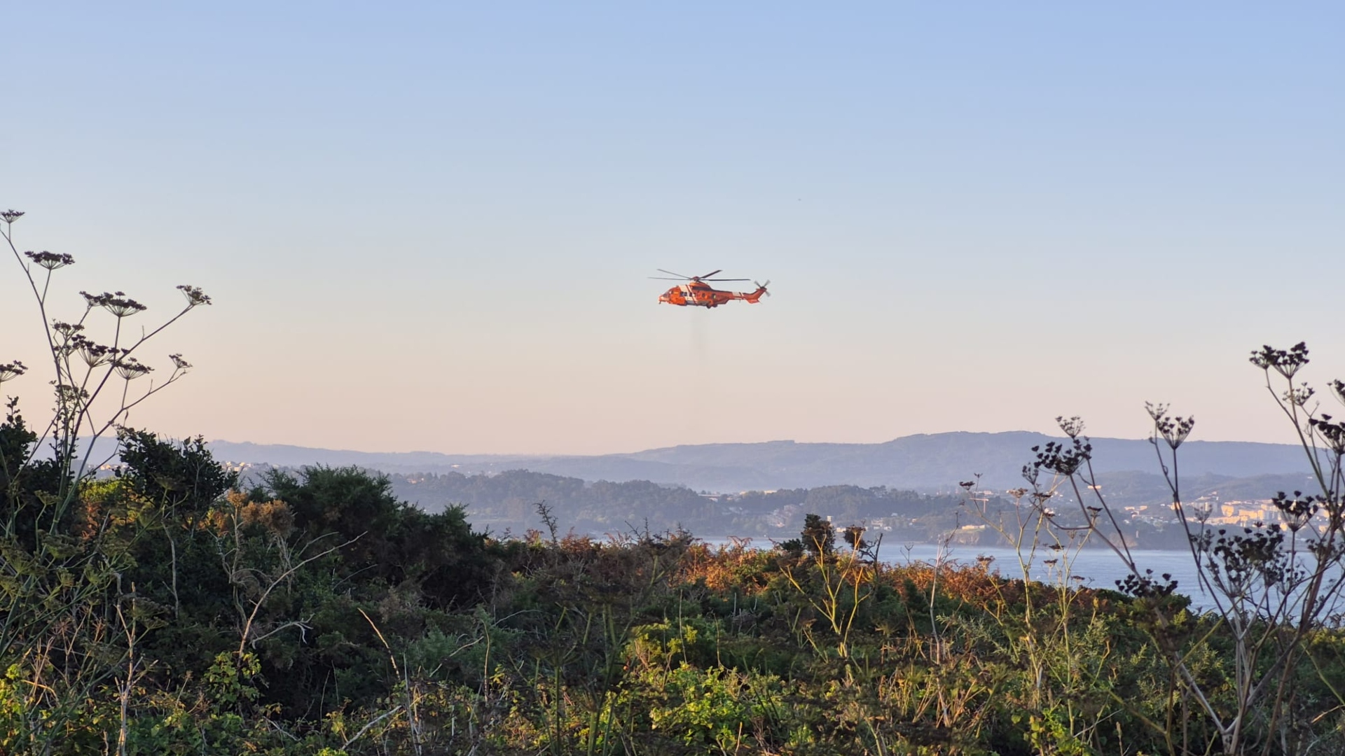 Helicóptero de Salvamento Marítimo durante la búsqueda del hombre desaparecido en el entorno del Faro de Mera, en Oleiros | CONCELLO DE OLEIROS