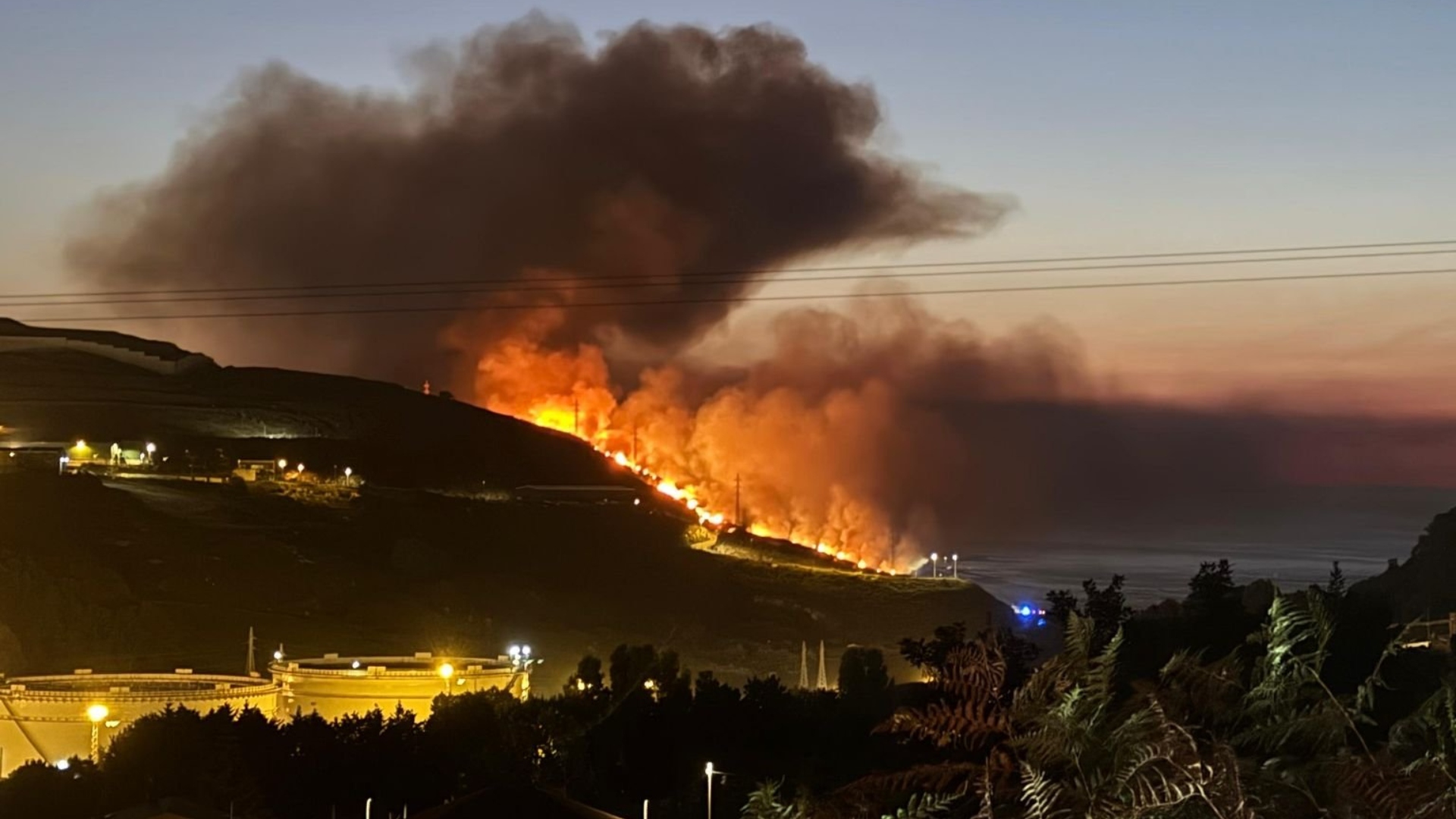 El incendio en el entorno del parque de Bens y la planta de residuos de Nostián, en A Coruña | @ELOYTP