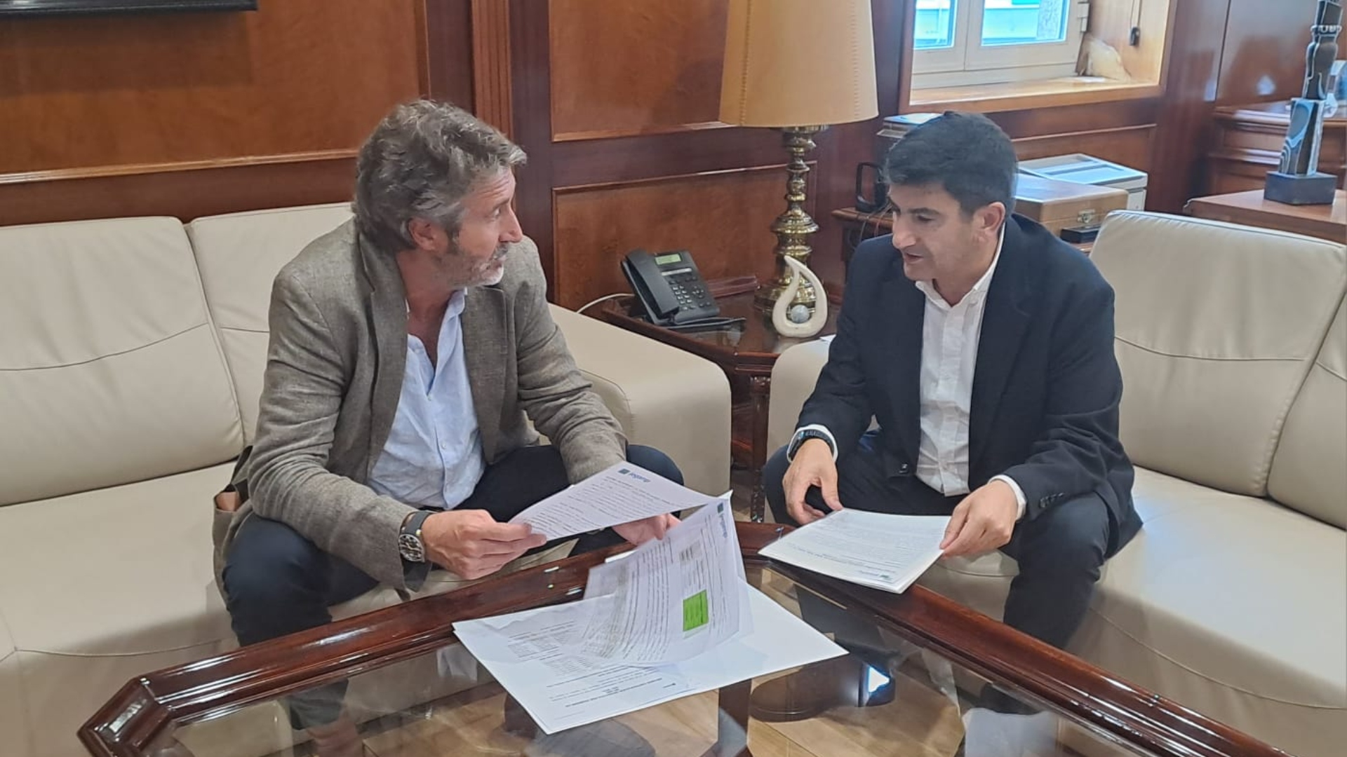 El delegado del Gobierno en Galicia, Pedro Blanco, y el presidente de la Federación Galega de Municipios e Provincias (Fegamp), Alberto Varela | DELEGACIÓN DEL GOBIERNO