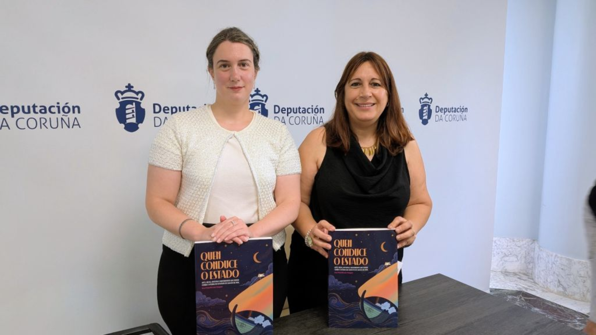 A titular de Cultura, Natividade González, e a a historiadora da arte, investigadora e escritora Iria-Friné Rivera Vázquez | Deputación da Coruña