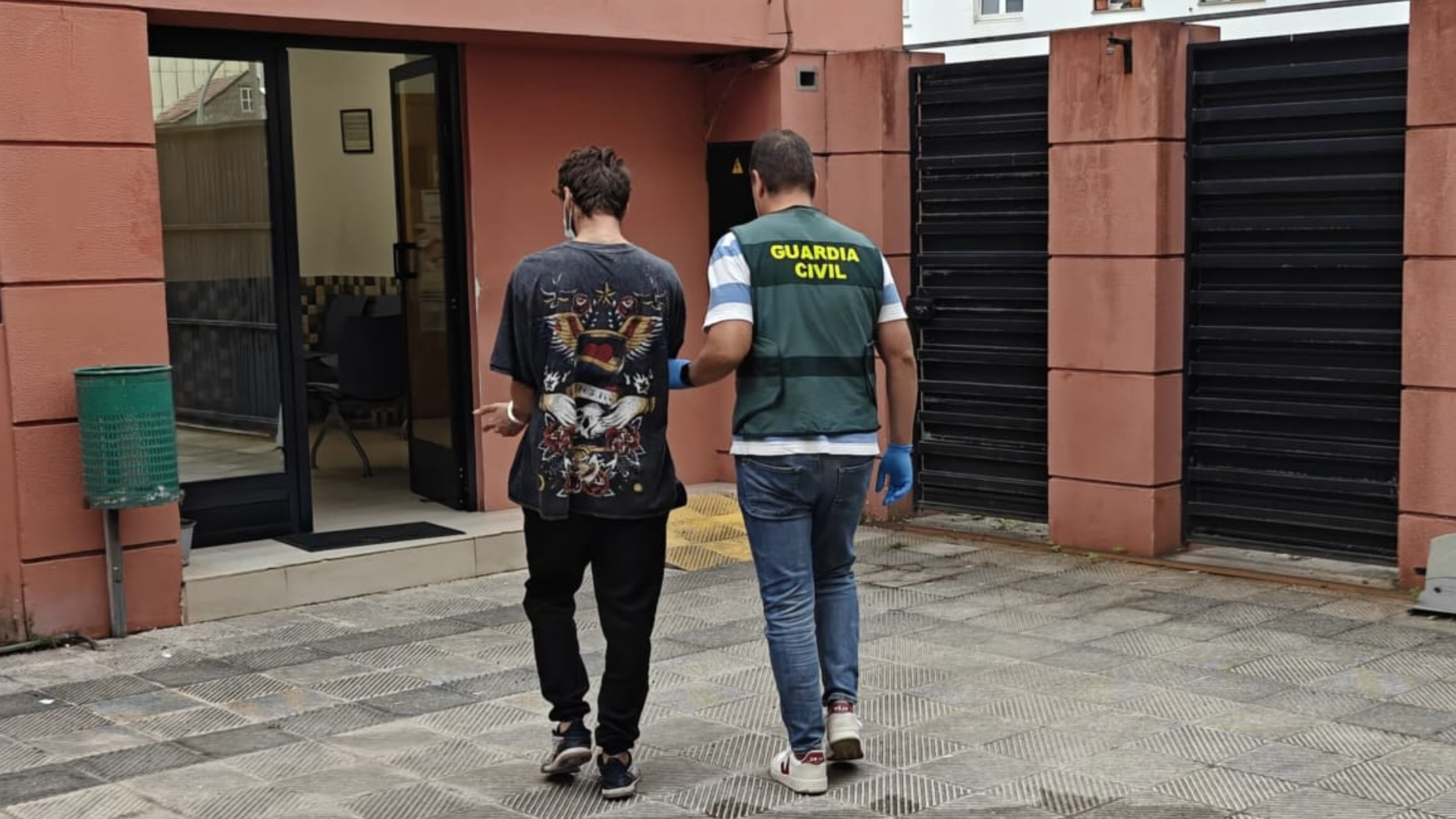 Imagen del detenido junto a un agente de la Guardia Civil | Guardia Civil de Pontevedra
