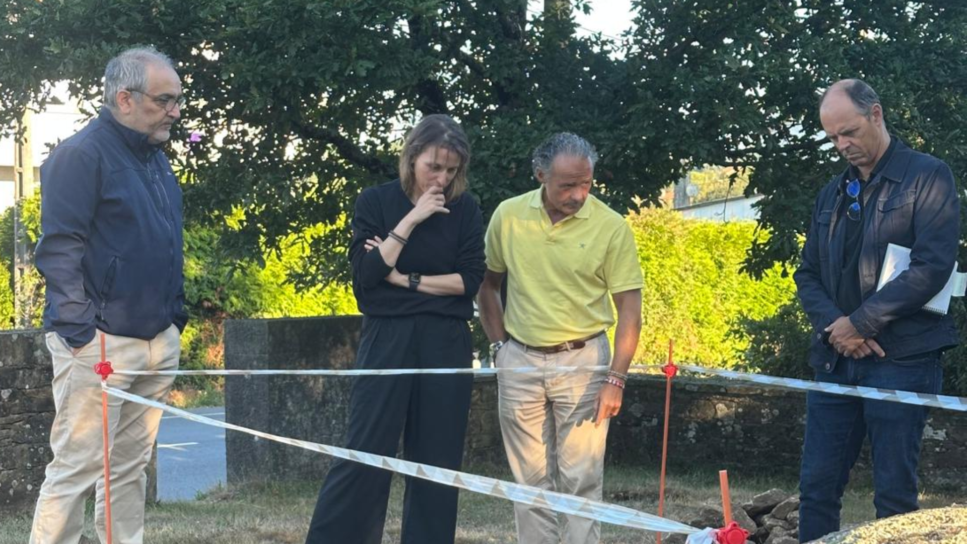 O deputado de Patrimonio e Contratación, Xosé Penas, visitou esta semana o dolmen de Cabaleiros, en Tordoia, acompañado de persoal técnico da institución provincial e do alcalde do municipio | Deputación da Coruña