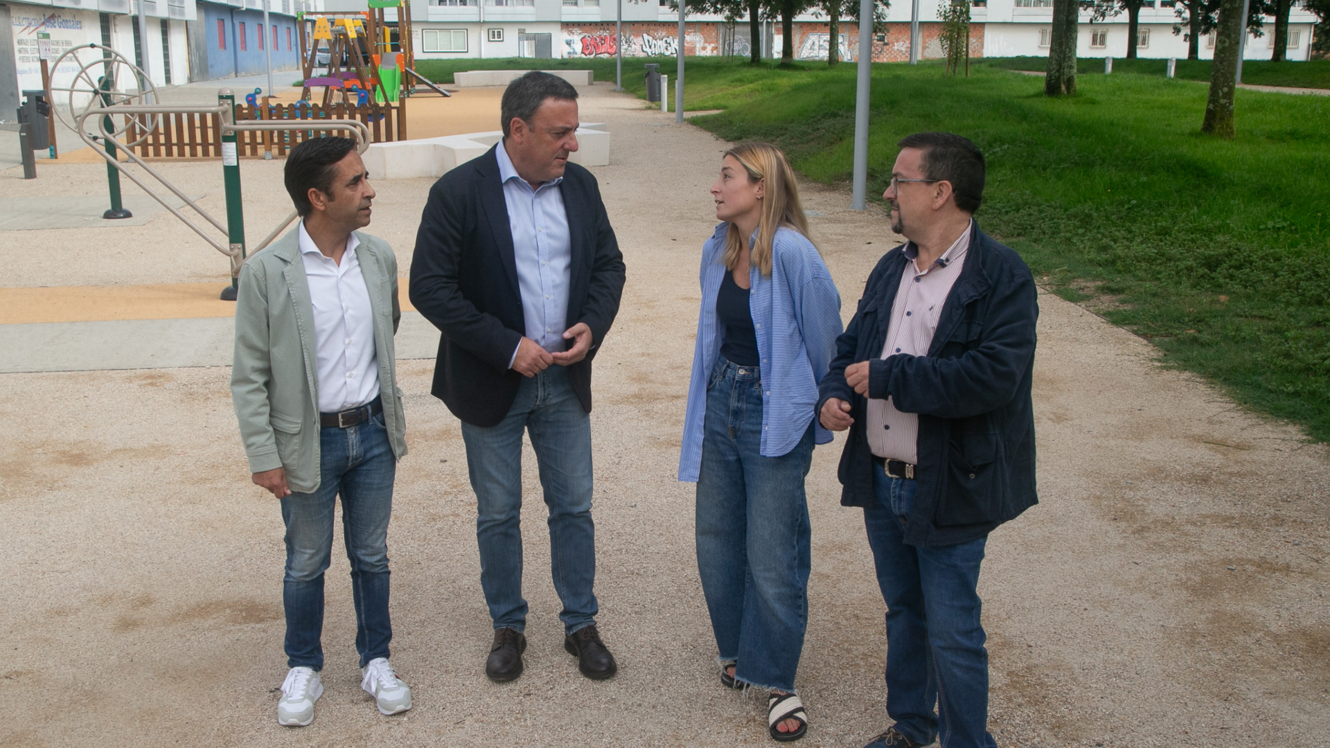 O presidente da Deputación da Coruña, Valentín González Formoso, e o alcalde de Ferrol, José Manuel Rey Varela, visitaron hoxe a praza de Ferrándiz, no barrio de Esteiro | Deputación da Coruña