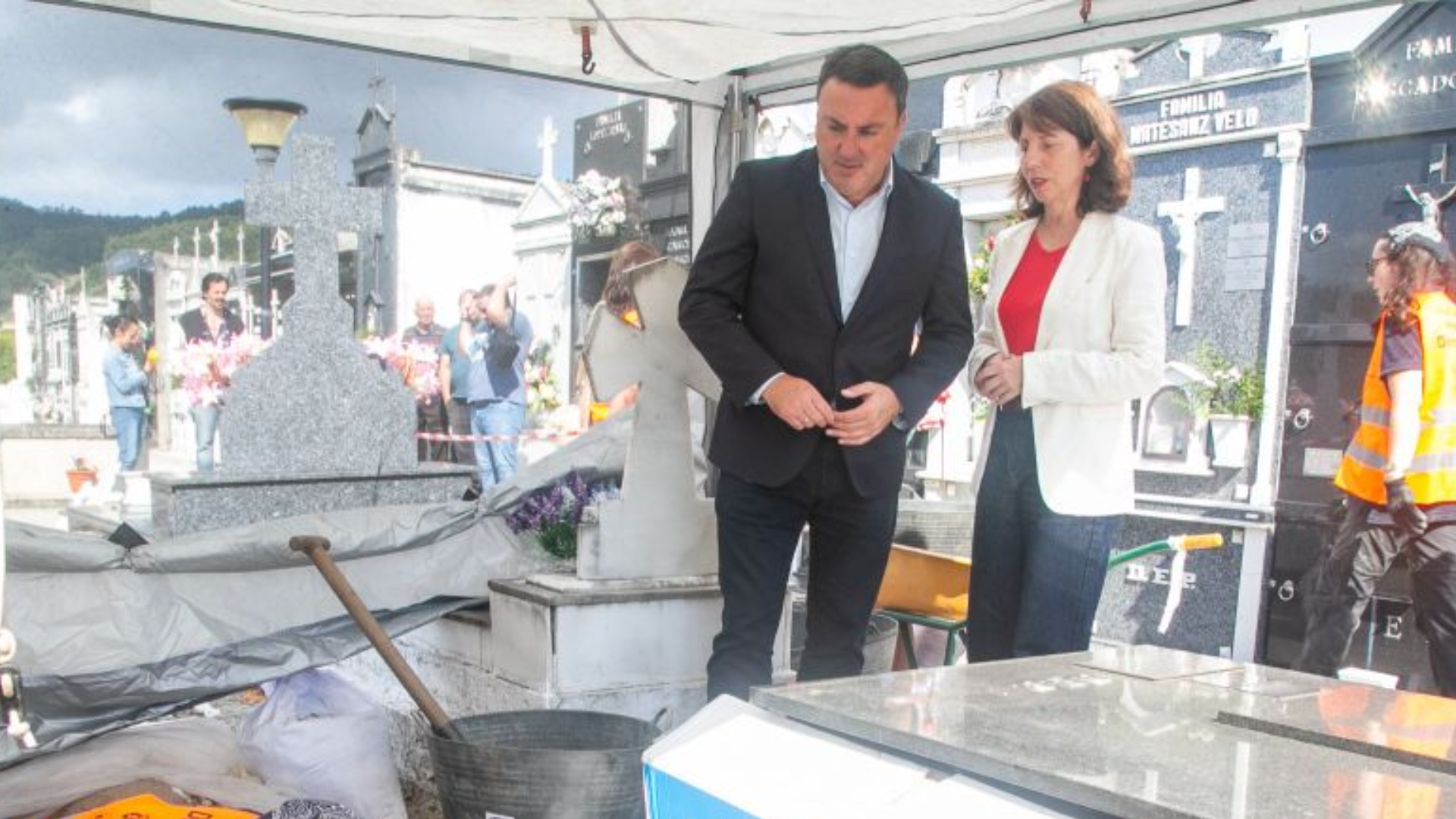 O presidente da Deputación da Coruña, Valentín González Formoso; a deputada de Dereitos Civís, Sol Agra; o catedrático de Historia Contemporánea da USC, no cemiterio parroquial de Serantes | Deputación da Coruña
