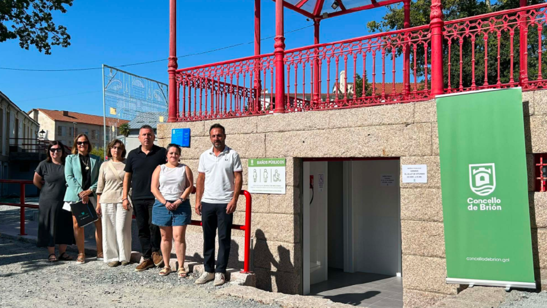 O alcalde de Brión, Pablo Lago, e a presidenta do GDR Terras de Compostela, Guarina Rey, inauguraron esta mañá as obras de mellora e posta en valor do palco da música da carballeira de Santa Minia | Concello de Brión