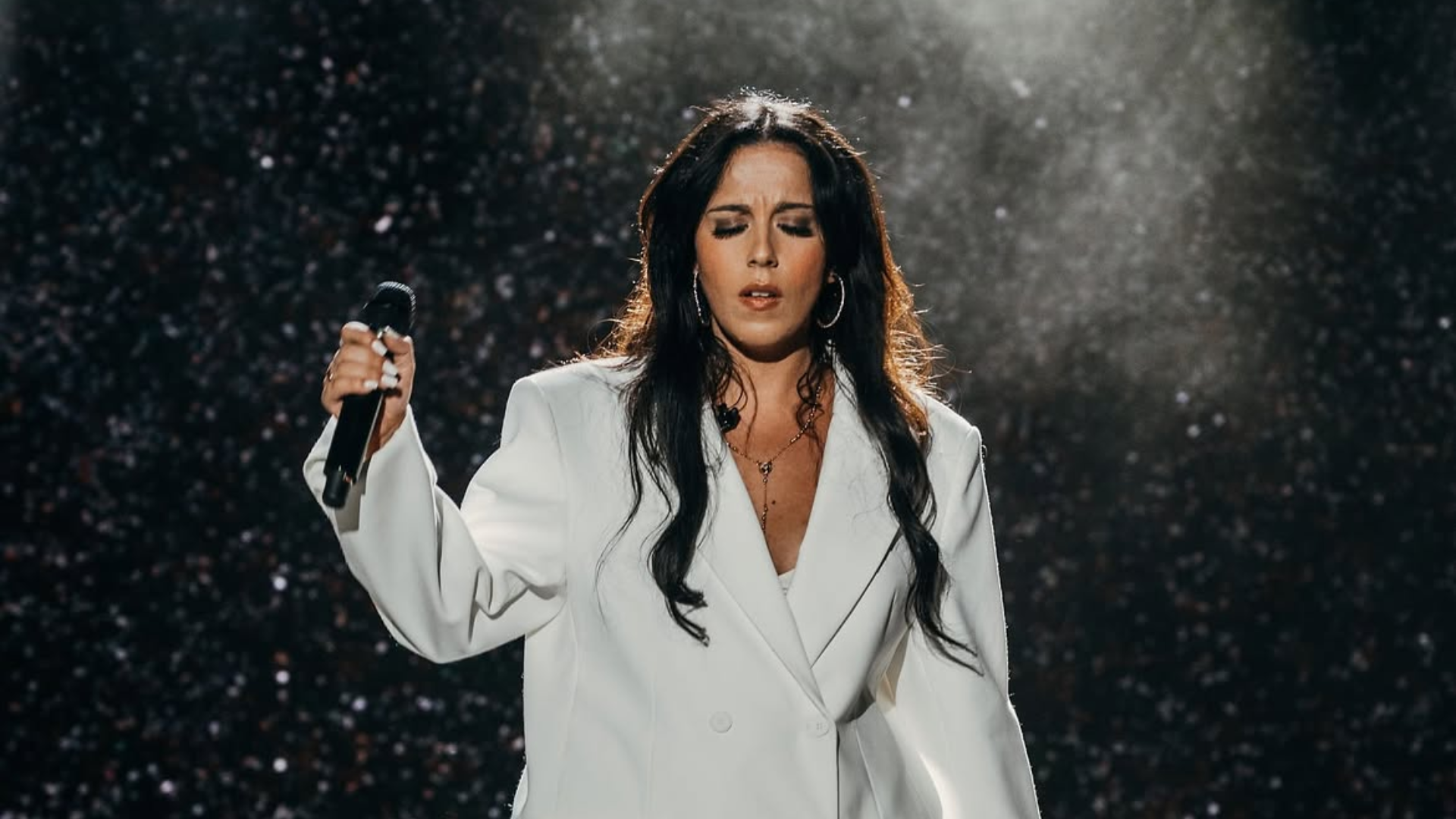 Imagen de la artista en un concierto | @saracorreiafado