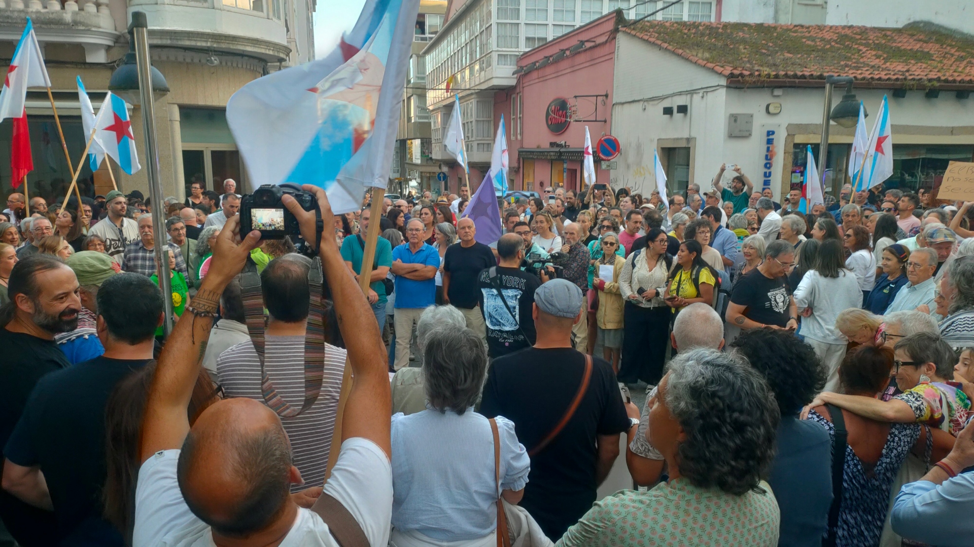 A anterior concentración antifascista en Ferrol delante de Cruz Roja | @SUSOBASTER