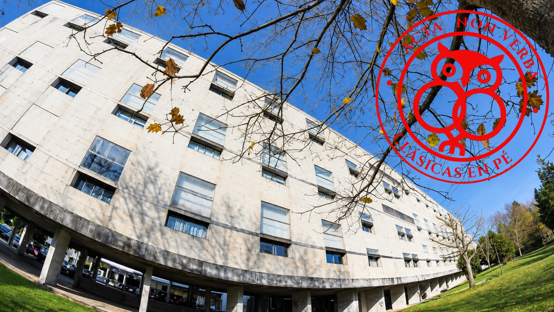 A Facultade de Filoloxía da USC e o logo de 'Clásicas en pé, acta non verba'.