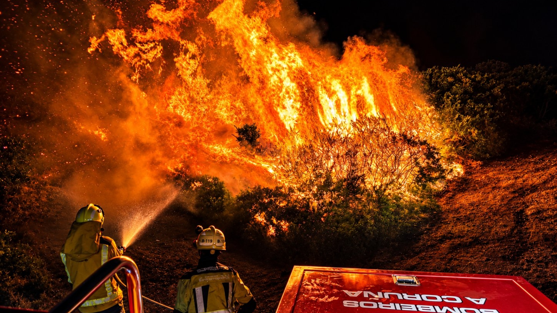 Los Bombeiros de A Coruña trabajando para sofocar el incendio en Visma | @BOMBEIROSCORUNA