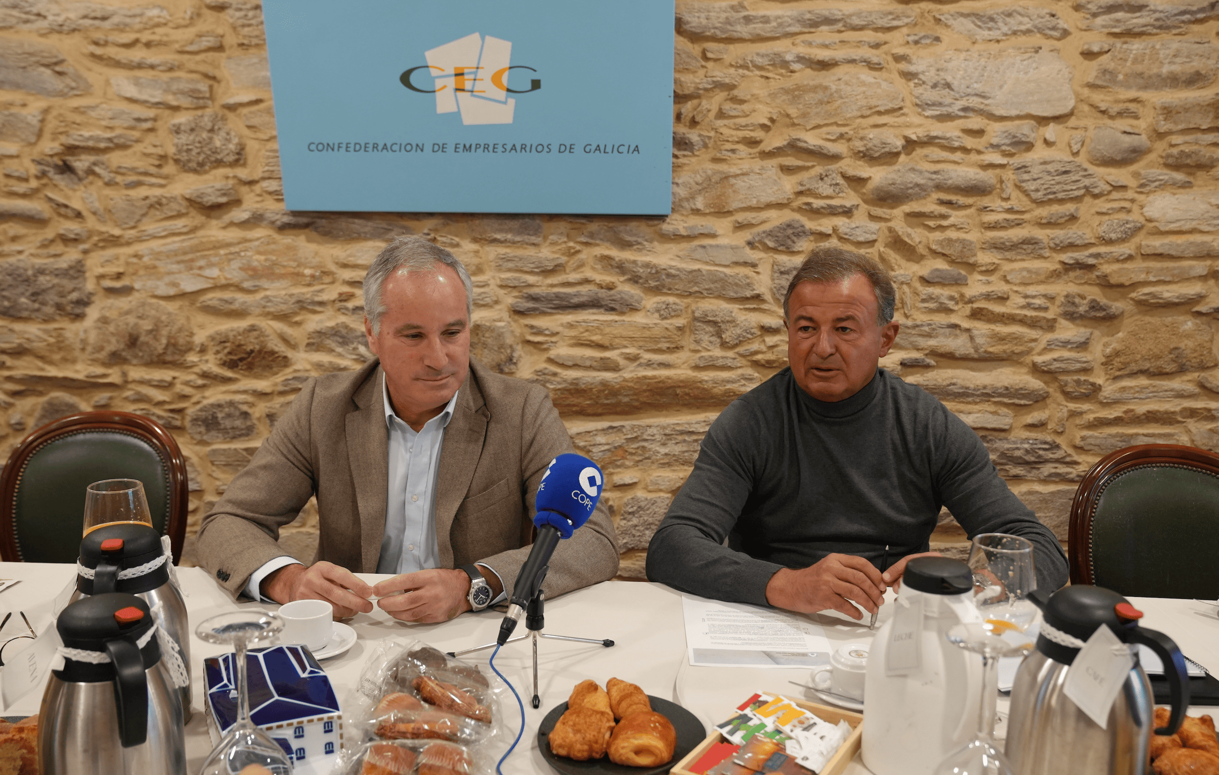 Javier Guerra, presidente de COINTEGA, y Alberto Rocha, secretario general del clúster, durante la presentación de ‘Hilos del Futuro’, ayer en la sede de la Confederación de Empresarios de Galicia, en Santiago.