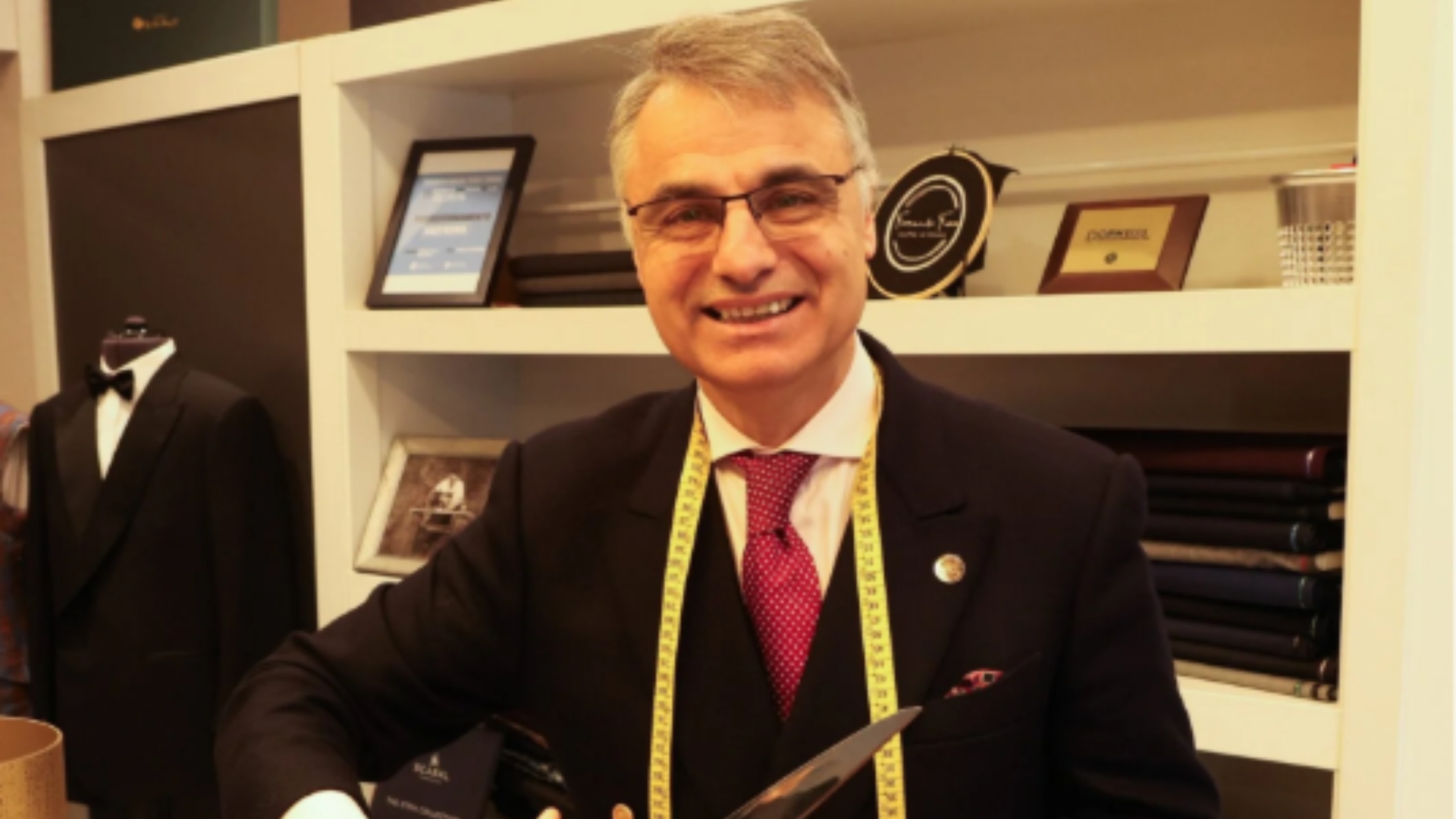 Fernando Freire en su sastrería | FORBES ESPAÑA