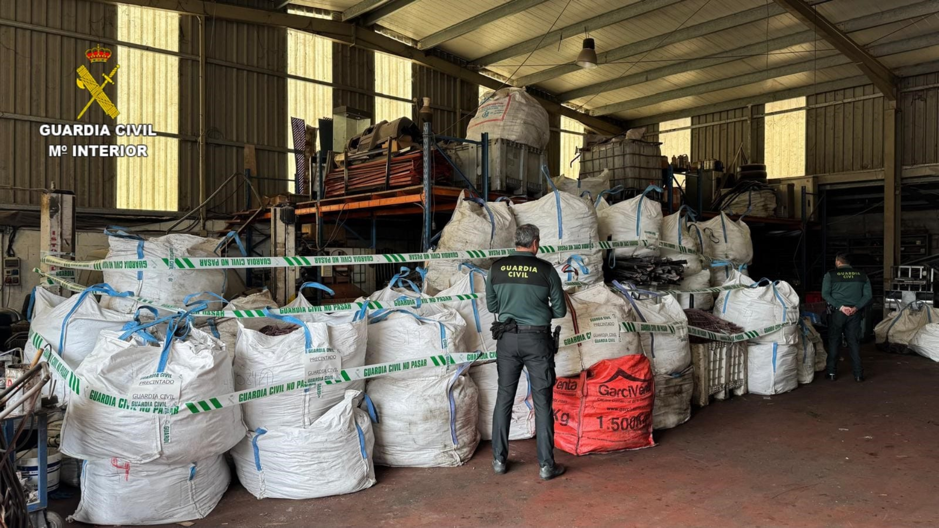 Un agente de la Guardia Civil durante la incautación del material | Guardia Civil de Pontevedra