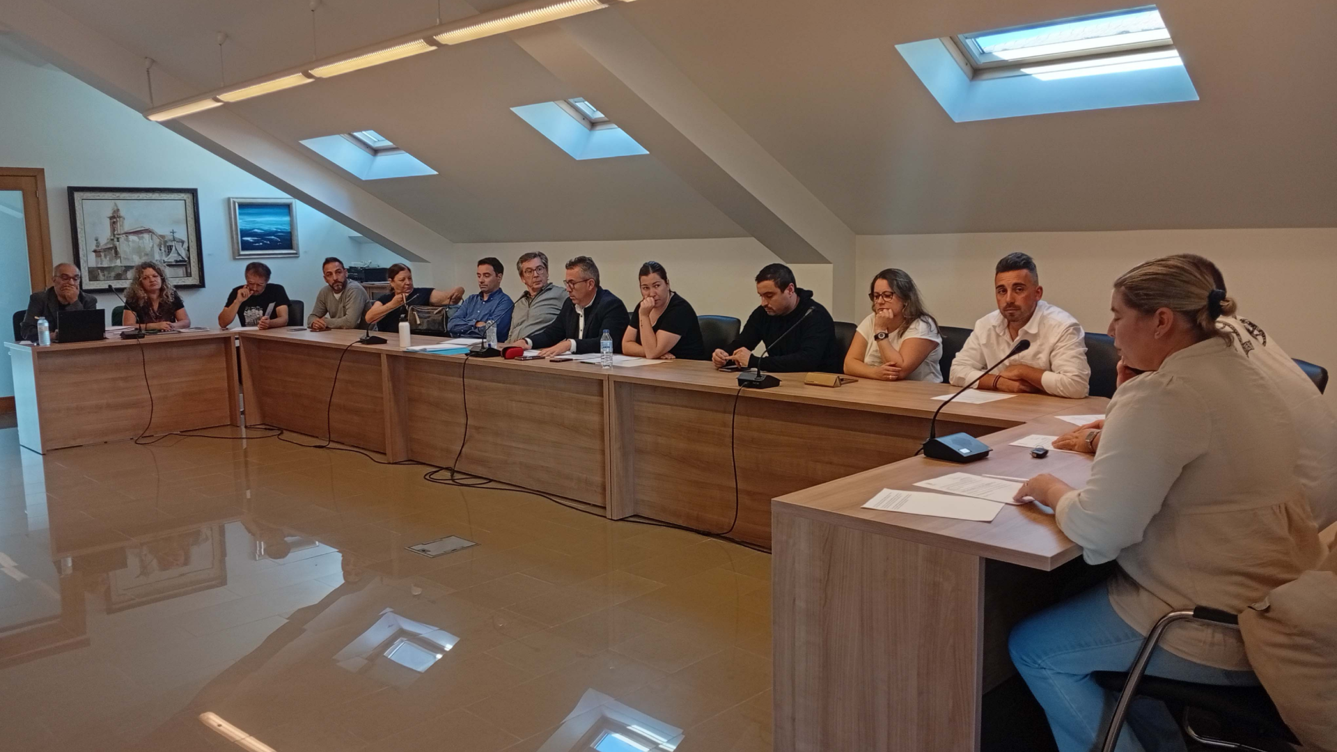Imaxe da sesión plenaria extraordinaria na que se aprobaron os Orzamentos de 2026, que recollen unha previsión de ingresos de 242.000 para a venda das 5 parcelas compradas en 2024 | Concello de Brión