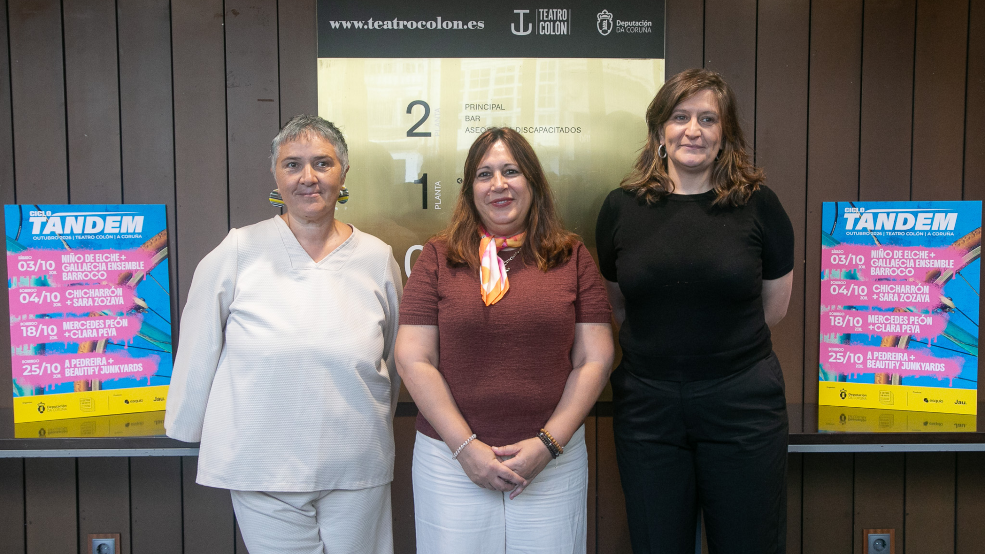 A deputada de Cultura, Natividade González, e as artistas Ugia Pedreira e María José Pámpano, de Gallaecia Ensemble Barroco durante a presentación | Deputación da Coruña