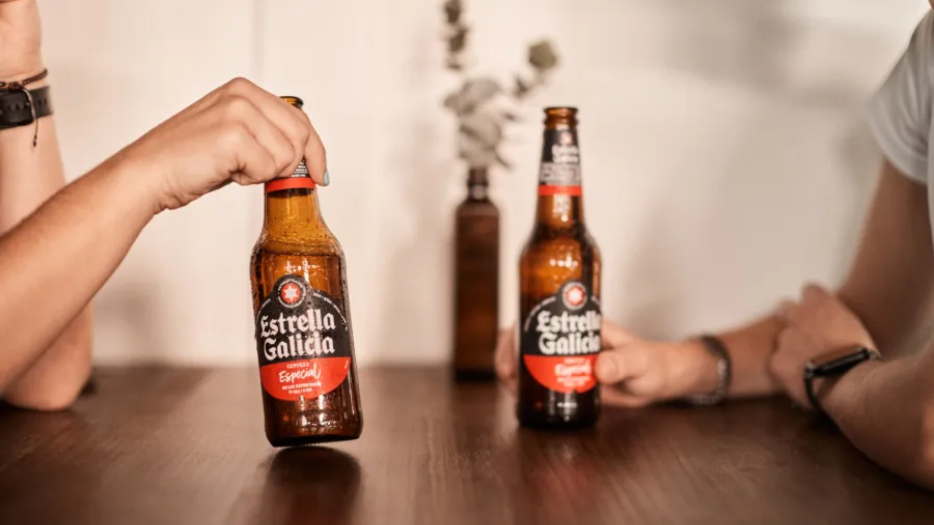 Dos personas consumiendo cervezas de Estrella Galicia | Hijos de Rivera