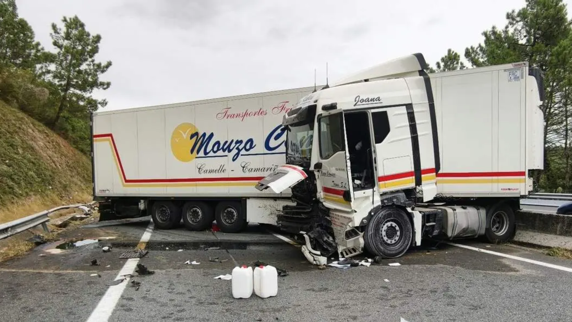 El camión implicado tras el accidente | EMERXENCIAS CUNTIS