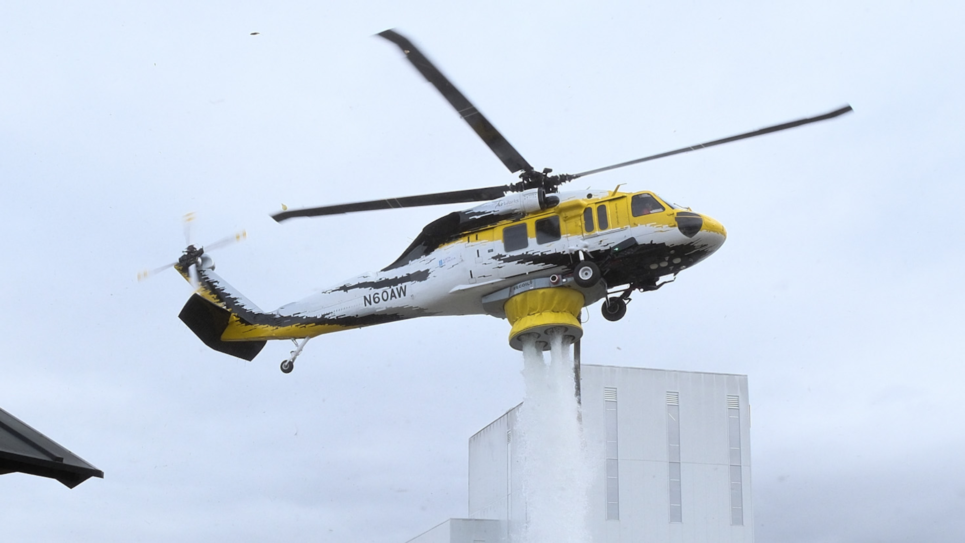 El Black Hawk UH-60L, operado por la empresa Airworks Helicopter, durante la presentación oficial en la base aérea de Silleda | Xunta de Galicia