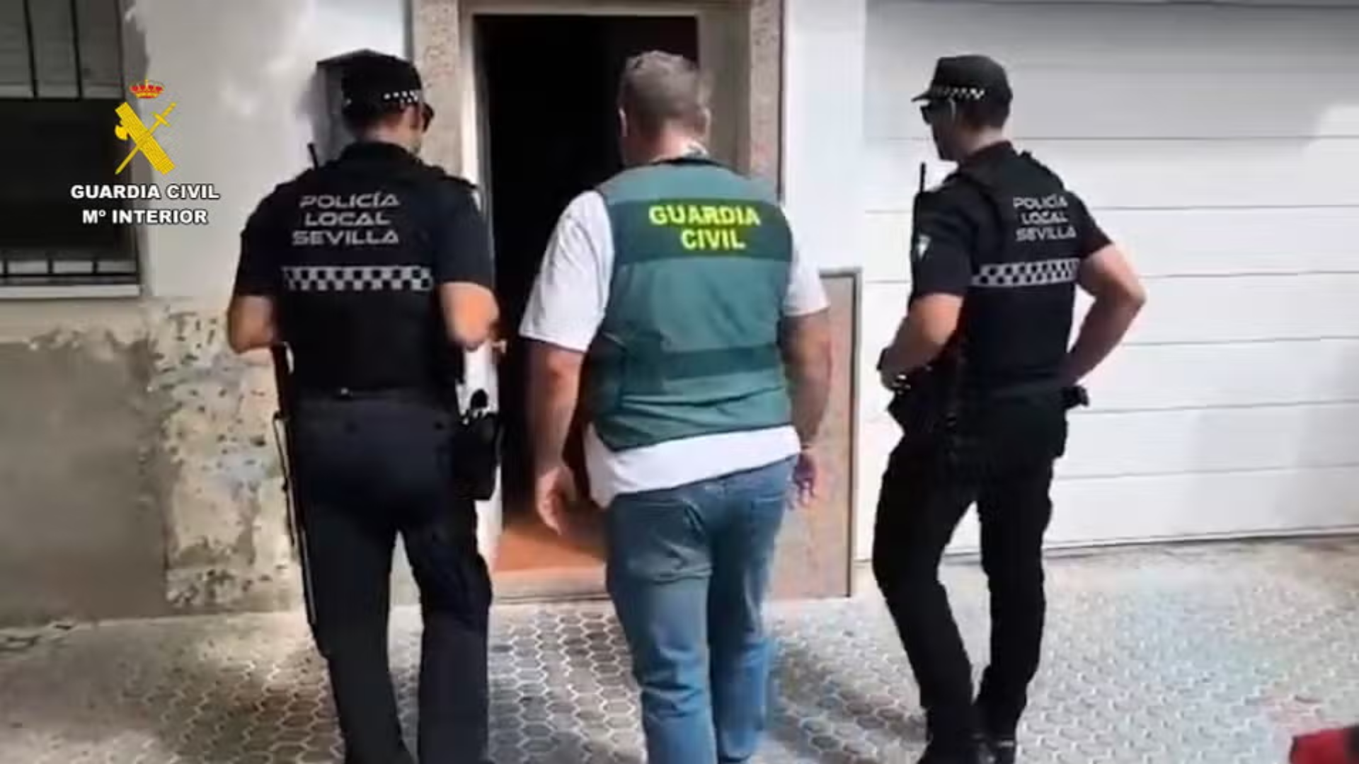 Los agentes durante varios de los registros en los inmuebles localizados | Guardia Civil