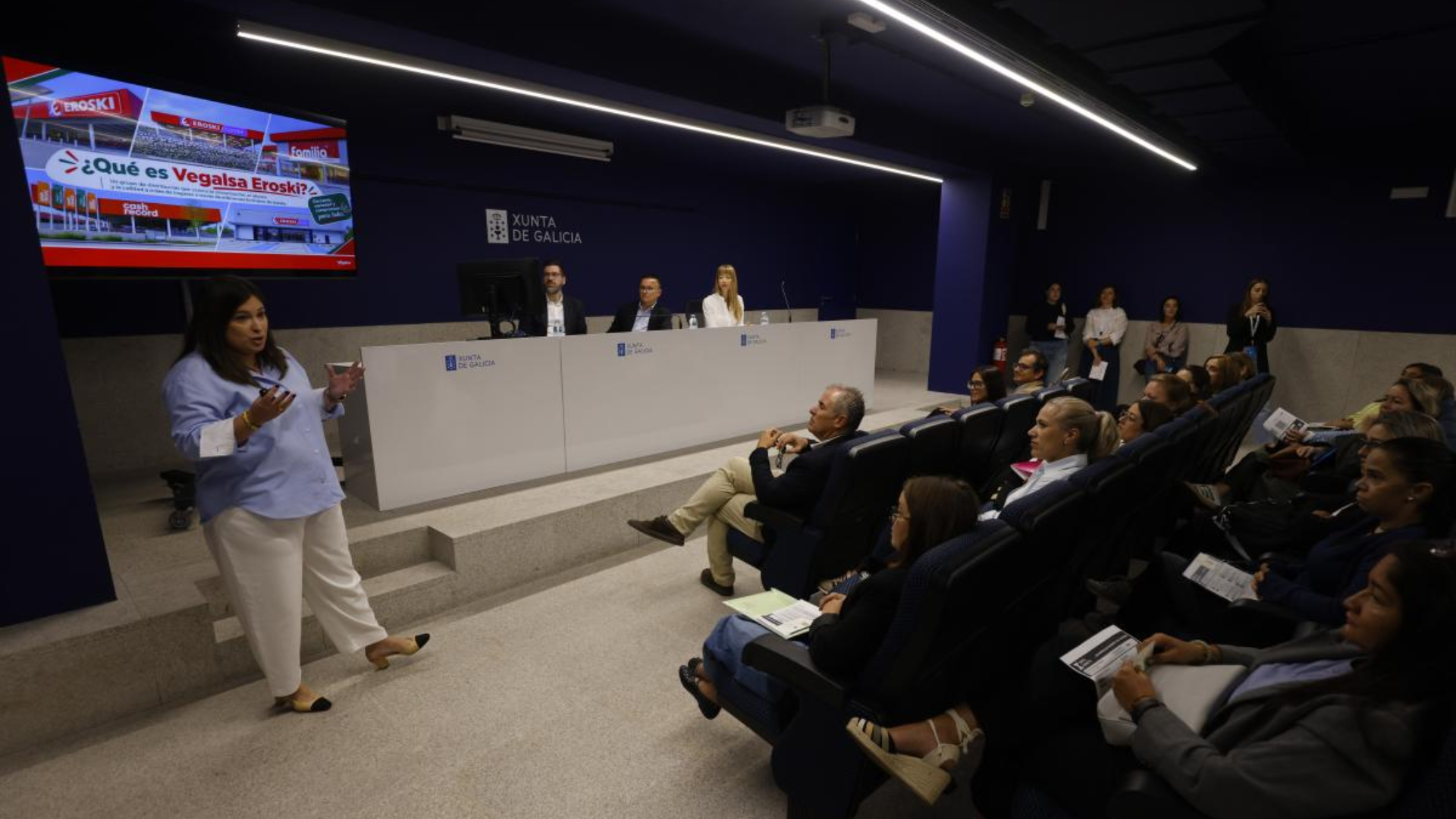 Tania Herbojo, técnica de selección de persona de Vegalsa-Eroski, durante la exposición de la la oferta laboral a los candidatos | Xunta de Galicia
