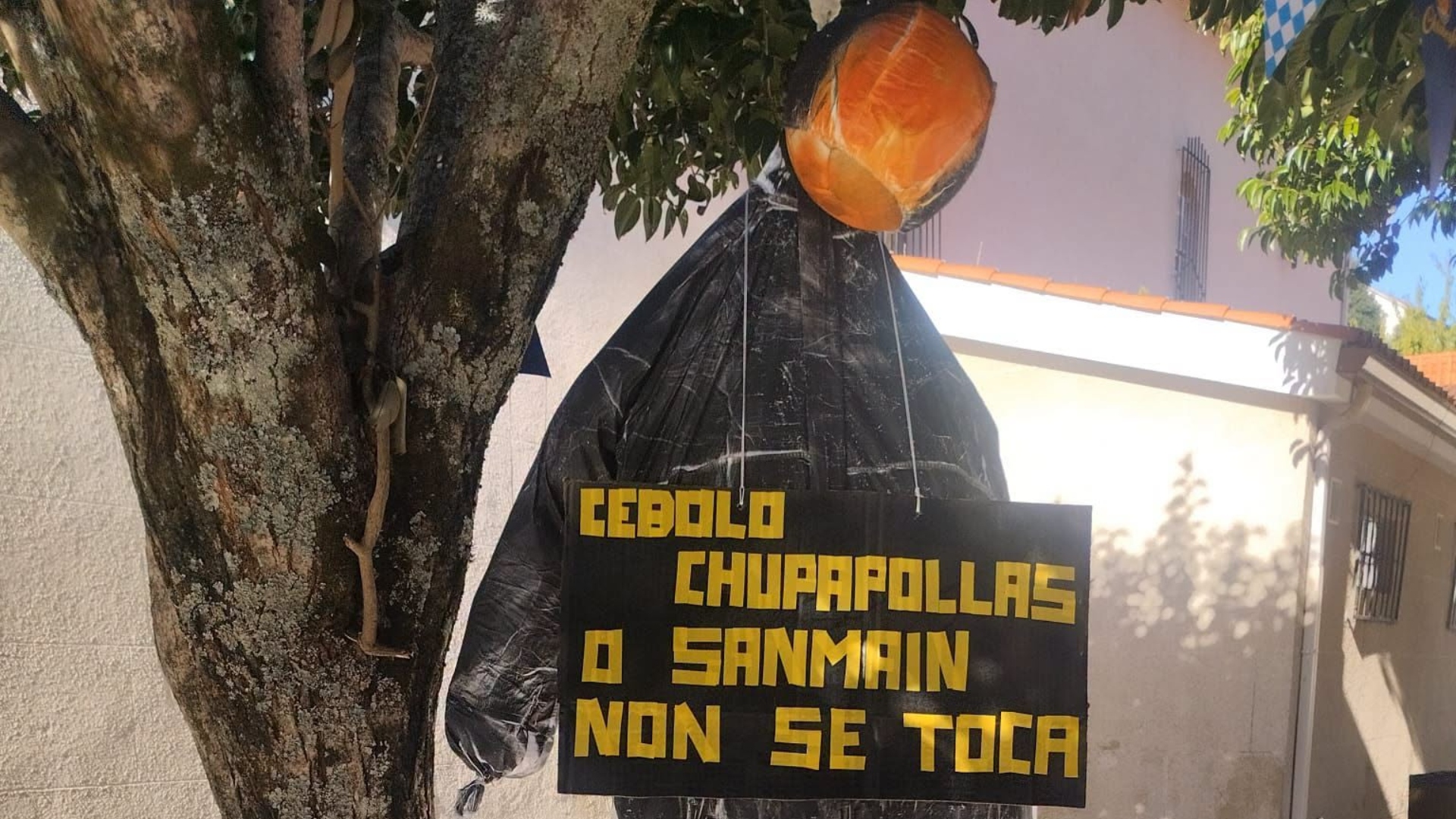 O boneco colgado dunha árbore en Campelo | REDES SOCIAIS