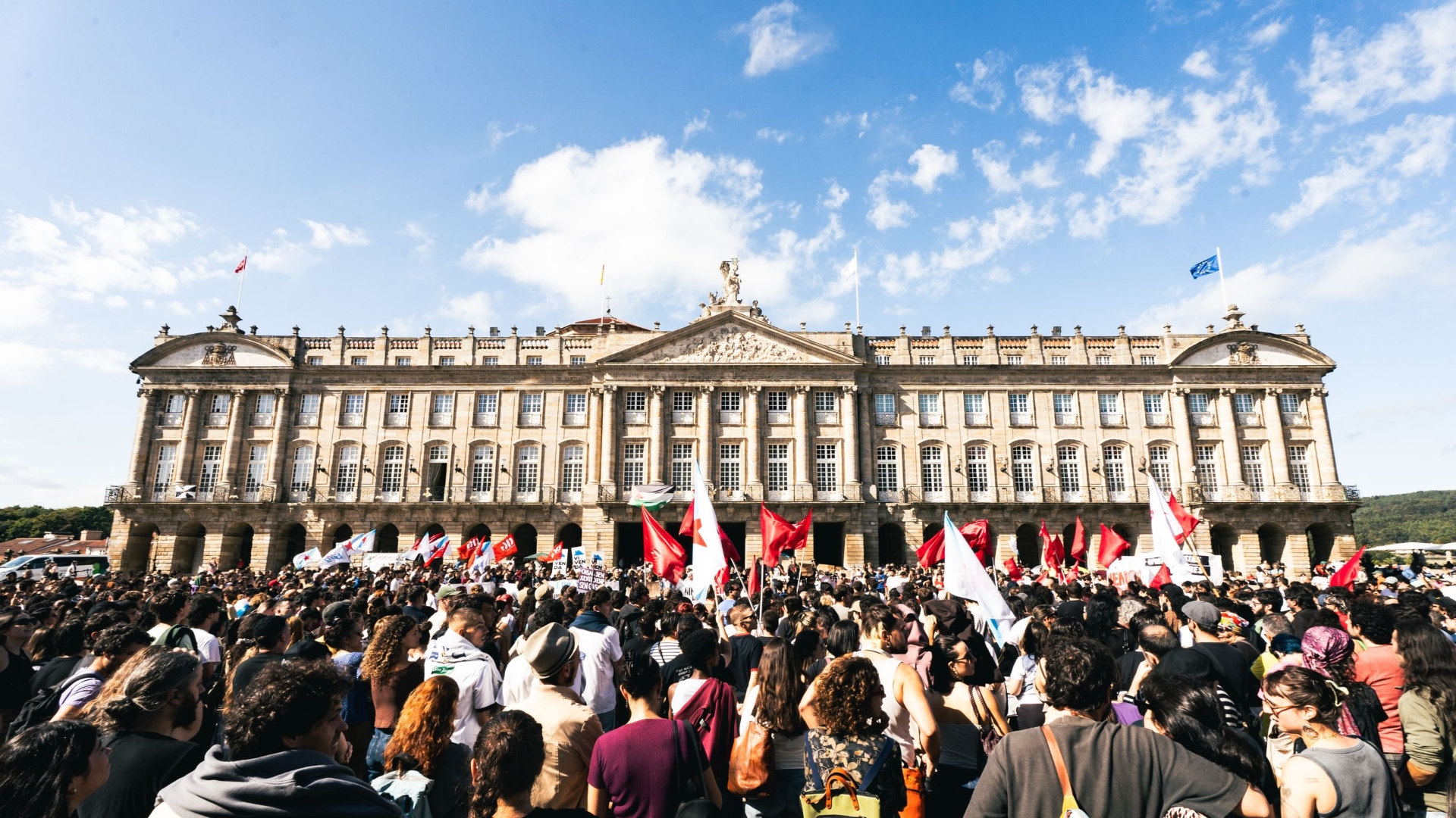 A manifestación na praza do Obradoiro este sábado | @ACAMPADAOBRADOIRO